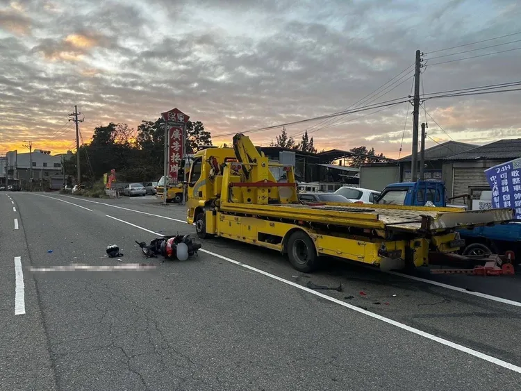 警方初步研判施姓男大生疑因逆光刺眼，不慎撞擊違停拖吊車。民眾提供