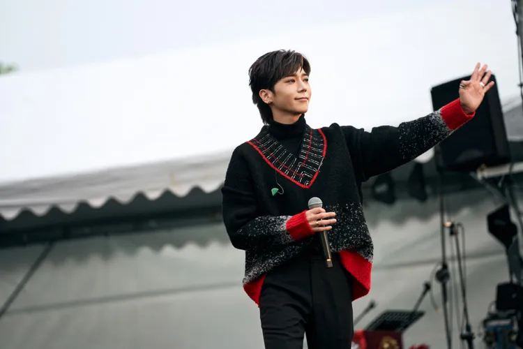 畢書盡耶誕節為妻女扮裝耶誕老人。圖／索尼音樂提供