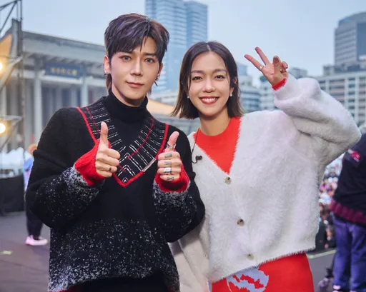 畢書盡戶外開唱冷到咬舌 被女星當眾示愛喊「好巧」