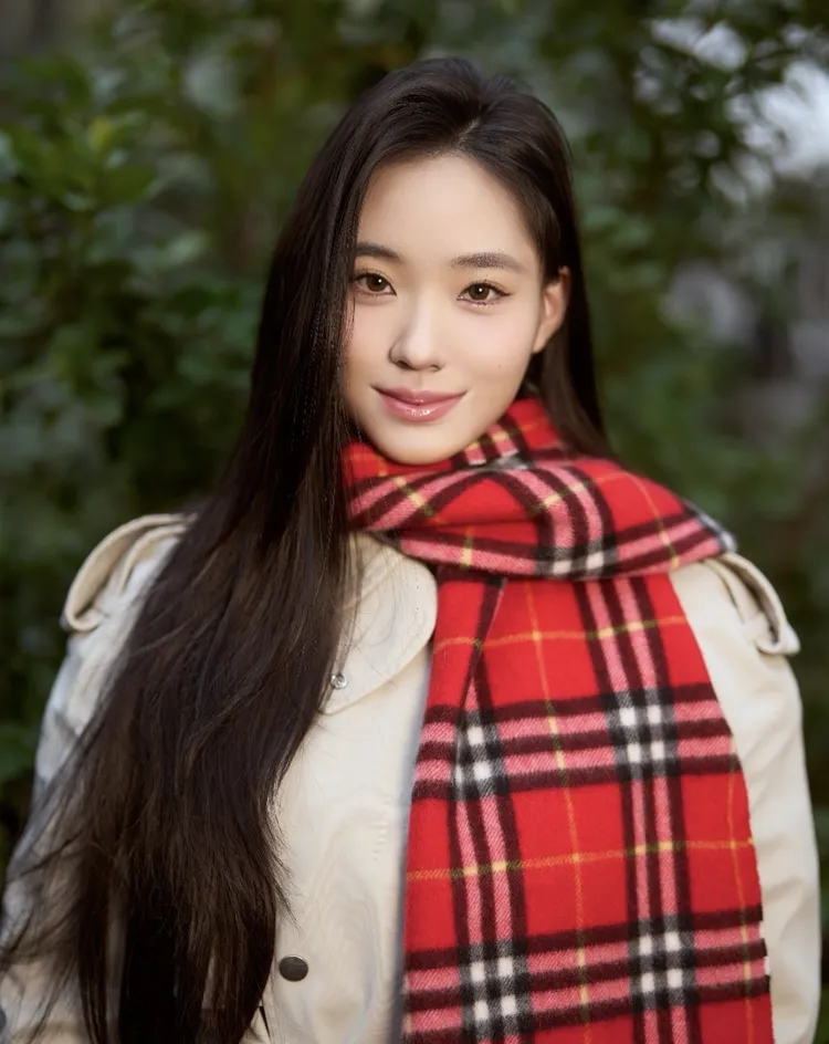 Lily以BURBERRY造型化身英倫美少女。翻攝Lily IG
