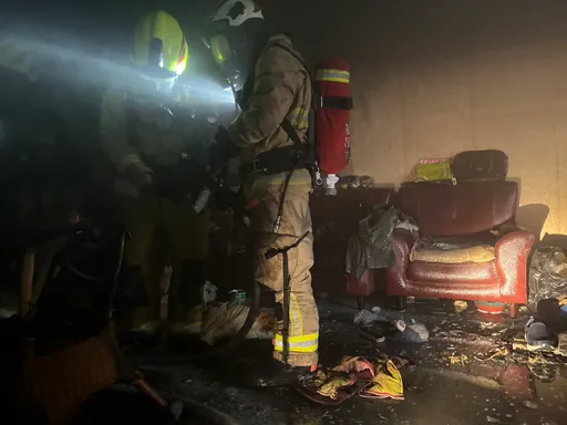 基隆公寓遭斷水電!屋主「點蠟燭」照明釀火災 11鄰居疏散逃命