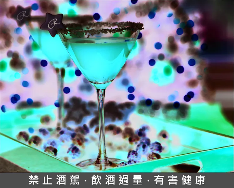 「聖誕暖心假期」住房專案特別為房客準備了充滿節慶氛圍的聖誕調酒，可於入住期間至上庭酒廊享用，一邊欣賞中庭聖誕樹的整點燈光秀，渡過微醺而溫馨的夜晚。業者提供