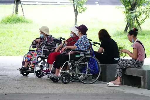 驚!雙腳無力竟是腫瘤壓迫脊椎 「這手術」助60歲男重獲行走能力