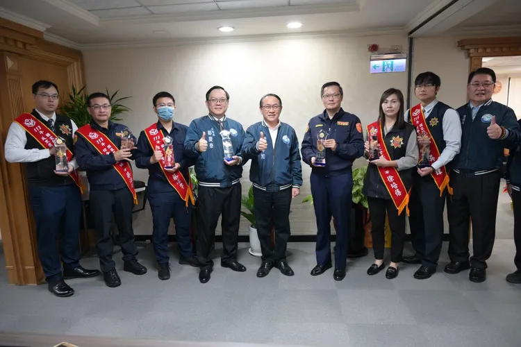 桃園市警局長吳坤旭與獲獎的警員。桃園市警局提供