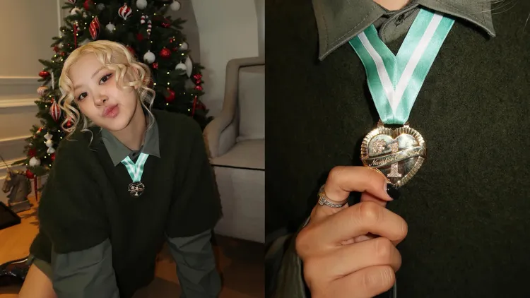 Rosé聖誕節戴上Tiffany送給她的特製Number One Girl獎牌。翻攝rose IG