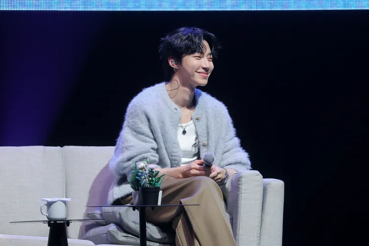 黃寅燁不只從2樓登場跟粉絲擊掌，1樓粉絲也照顧到，2度有下台。讀者提供