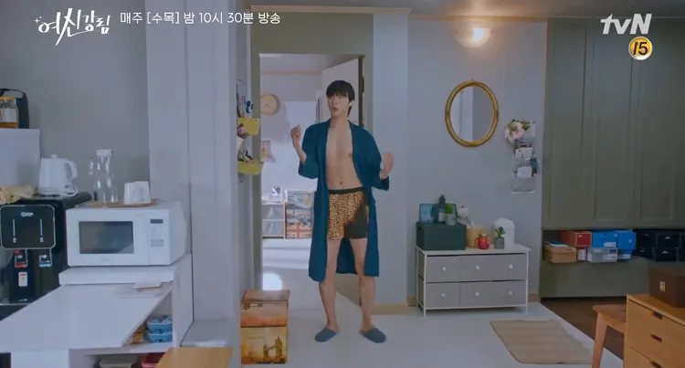 黃寅燁應粉絲要求，重現《女神降臨》裡跳的《Okey Dokey》。翻攝tvN