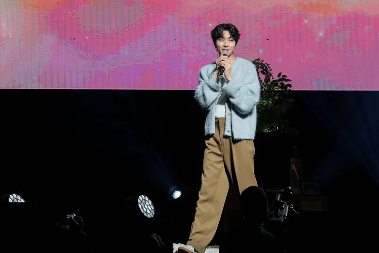 黃寅燁現場量手掌尺寸。讀者提供