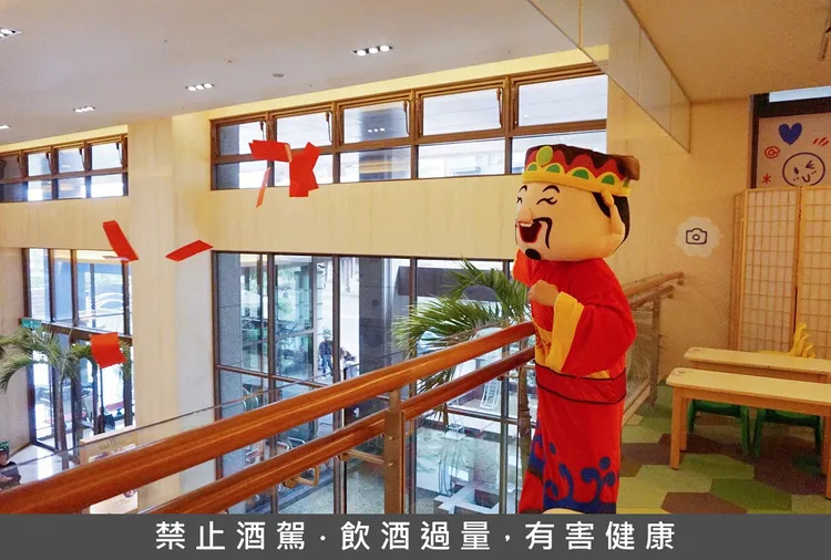 長榮鳳凰酒店（礁溪），沿襲祈求好運的傳統，以舞獅表演與財神爺發紅包作為春節精彩的開場。預訂除夕至初三「蛇來運轉」住房專案，套房每房贈送一瓶精選紅酒外，並額外贈送鳳凰幣，讓賓客可於館內精品店或餐廳折抵消費，盡享過年優惠。業者提供