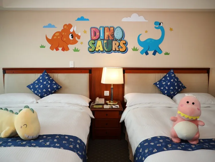 長榮桂冠酒店（台中）恐龍森友會主題房深受小朋友喜愛，過年期間預訂新春住房專案，只需加價800元即可擁有驚喜體驗。業者提供
