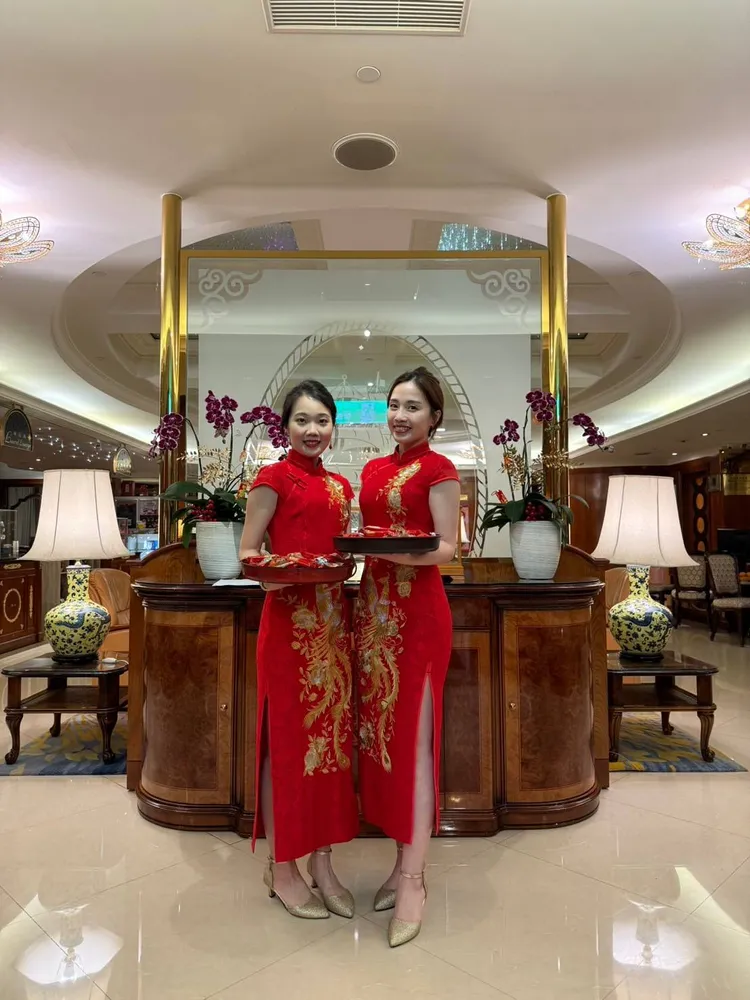 長榮桂冠酒店（台北）於除夕夜當晚於酒店大廳發送年節糖果。業者提供