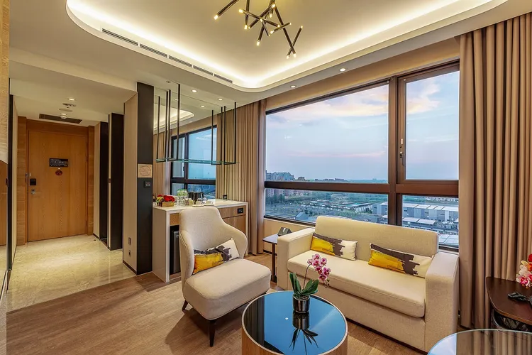 新春返嘉入住長榮文苑酒店（嘉義）「蛇」麼都有，除夕至初三吃喝玩樂加碼送，更有好禮日日抽，有機會抽中平日文苑套房、南苑景家庭房、高級客房、自助餐券等多項好禮。業者提供