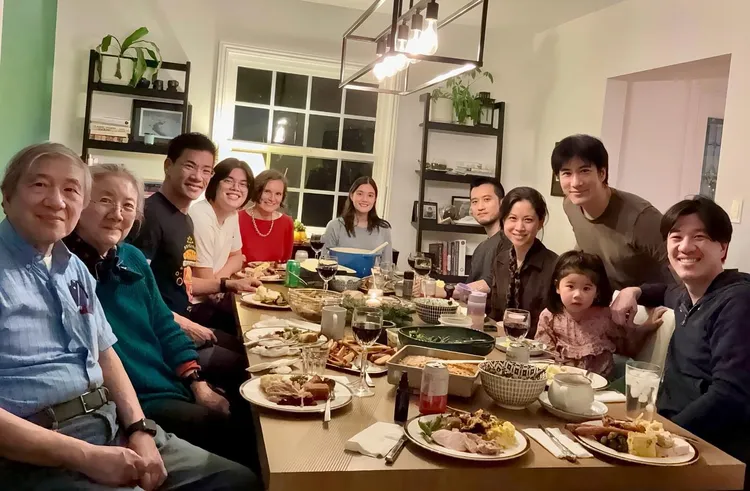 王力宏（右2後）快閃美國4天，只為陪家人共度感恩節。圖／摘自臉書