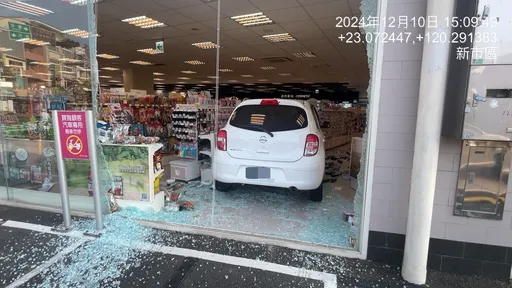 沒有得來速啦！台南美魔女商店購物停車　誤踩油門暴衝撞進店內
