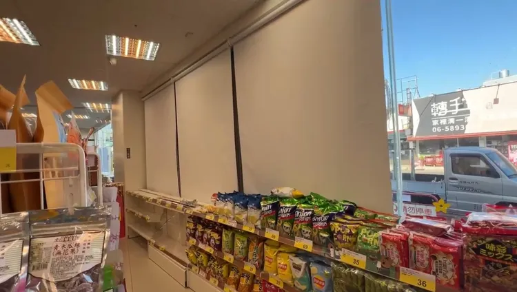 店家先以隔板取代落地窗，後續雙方將協調賠償事宜。翻攝照片