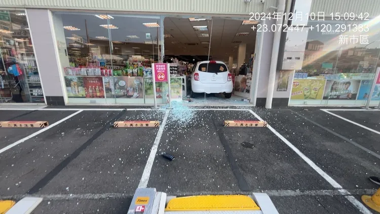 駕駛劉女未受傷，但飽受驚嚇，所幸店內僅財損未友人員遭波及。翻攝照片