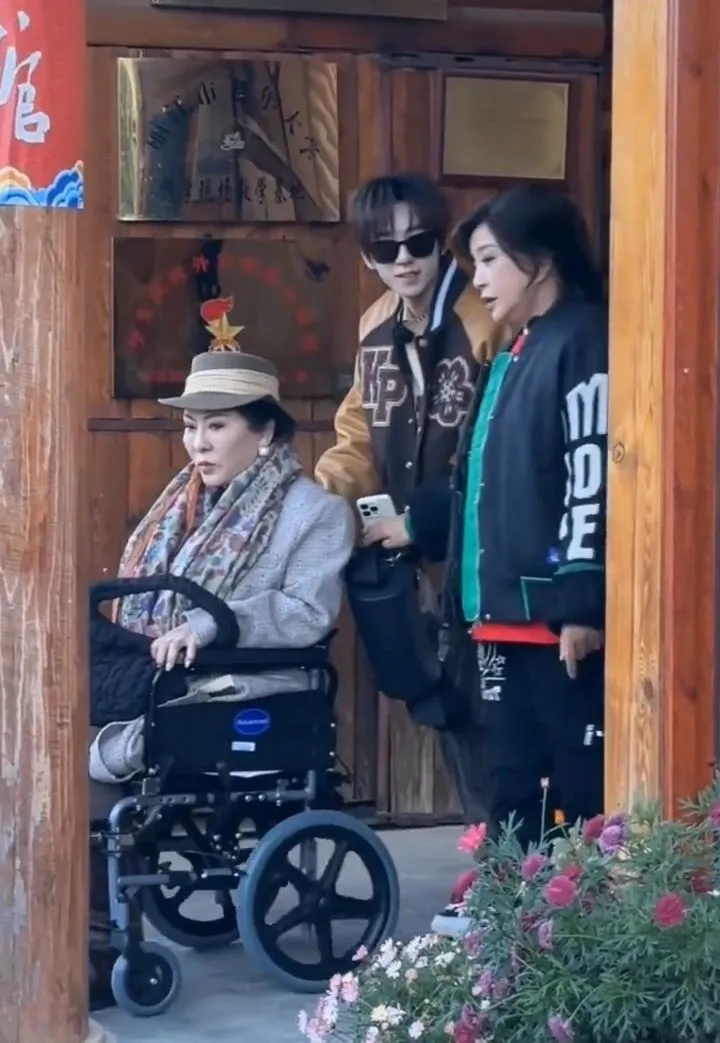 日前網友目擊向太坐輪椅出外景，右為劉曉慶。翻攝ba哥專用微博