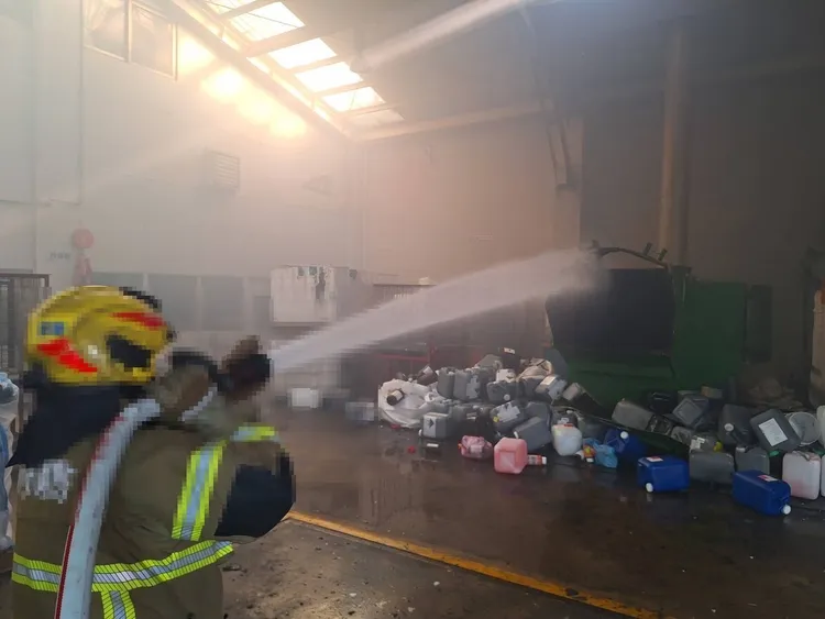 消防人員到場後射水替機器降溫，並將傷者送醫。民眾提供