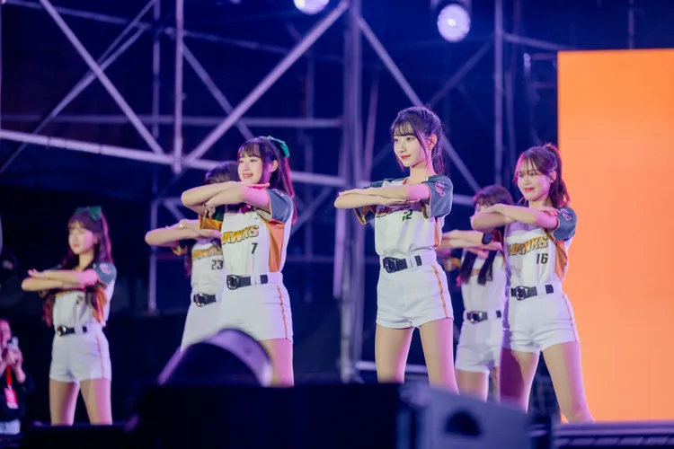 台鋼雄鷹WING STARS啦啦隊帶來青春活力的舞蹈演出。翻攝畫面