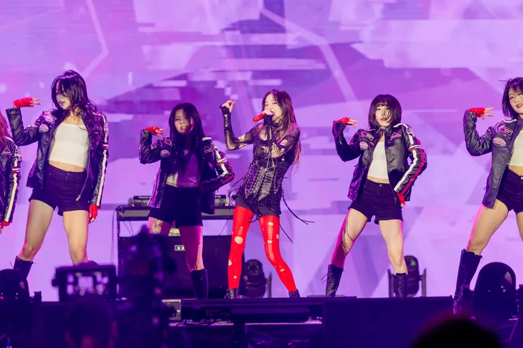 SANDARA PARK一襲紅黑戰袍震撼登場。翻攝畫面