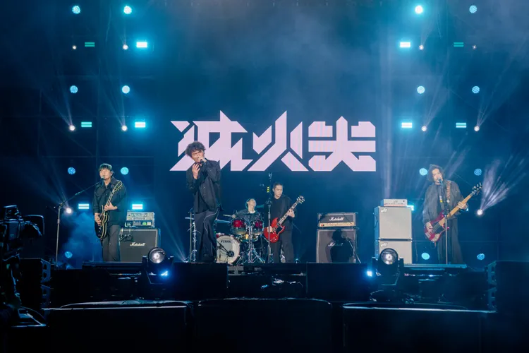 滅火器樂團帶來經典歌曲。翻攝畫面