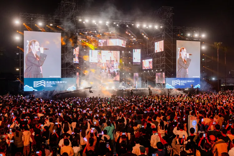 市府在20:50宣布現場超過10萬人。翻攝畫面