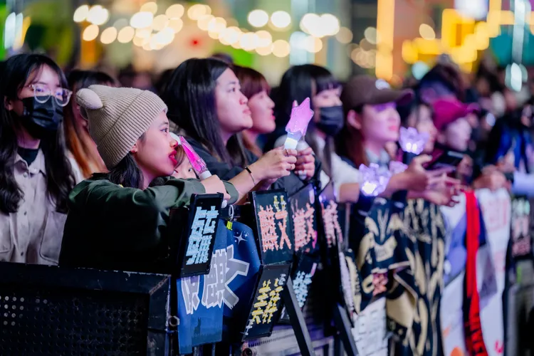 跨年晚會熱情民眾。翻攝畫面