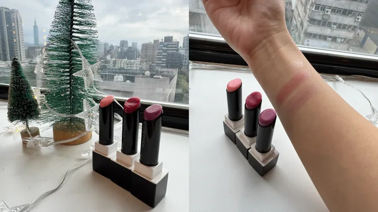 星燦嫣紅磨砂糖蜜唇膏，各1450元。張家玲攝