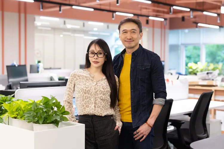 温嵐與華納董事總經理KS楊國修相見歡。華納音樂提供