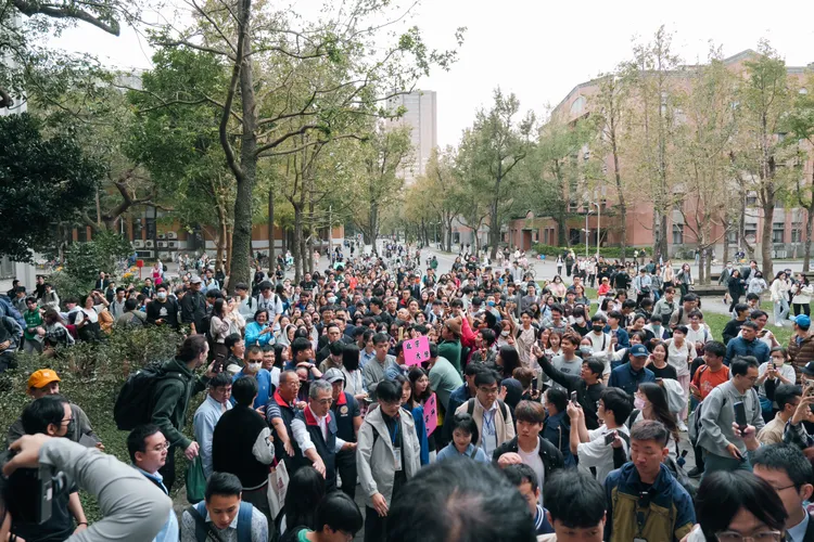 陸生團今參訪台灣大學，大批台大學生現身圍觀。馬英九基金會提供