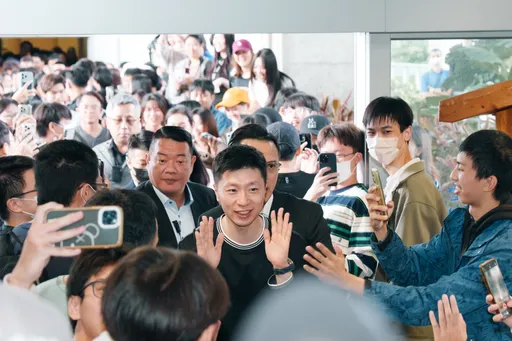 陸生團甩中國台北爭議 赴台大校園參觀吸引大批人潮