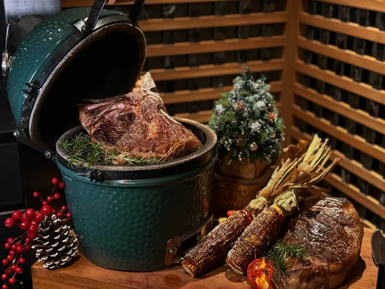 ROBIN'S全台獨家日本F1帶骨肋眼牛排，可供雙人享用。業者提供