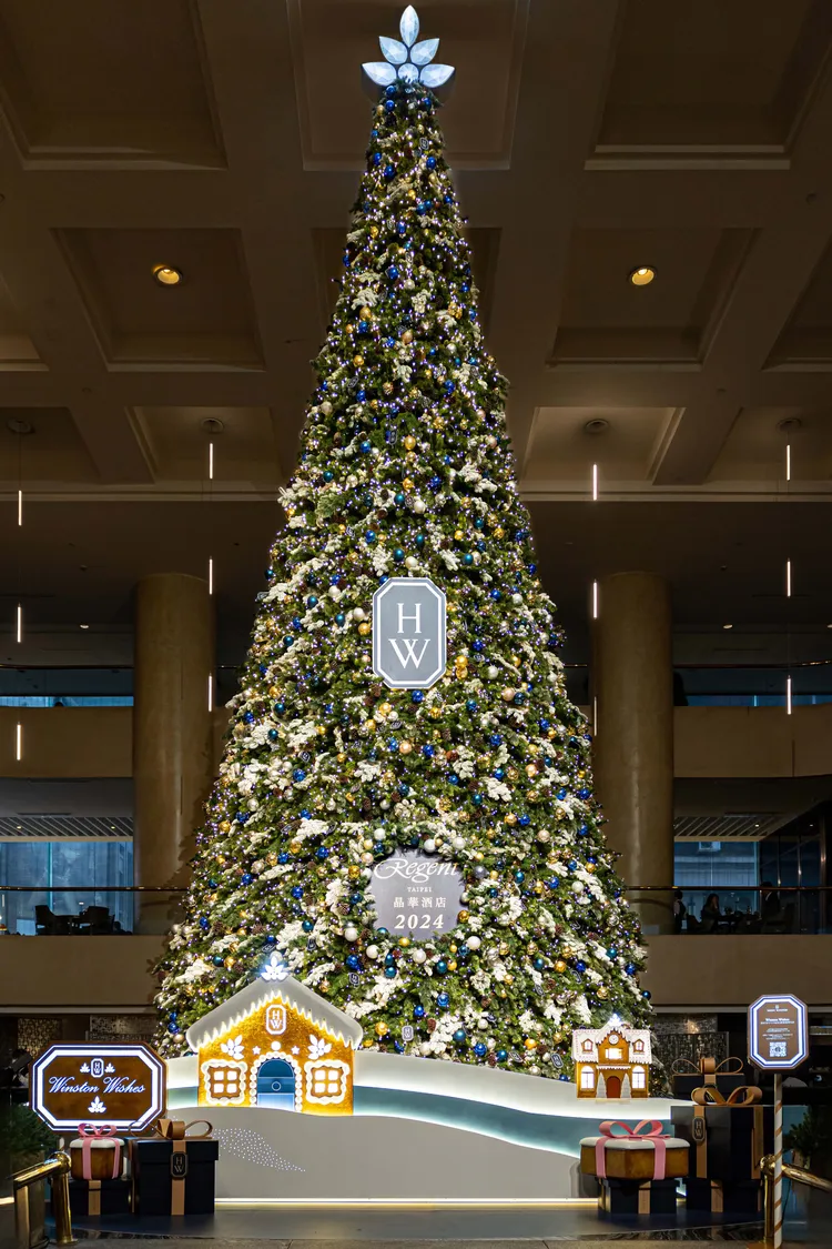 晶華攜手鑽石之王海瑞溫斯頓共同打造高達三層樓的璀璨精品聖誕樹。業者提供