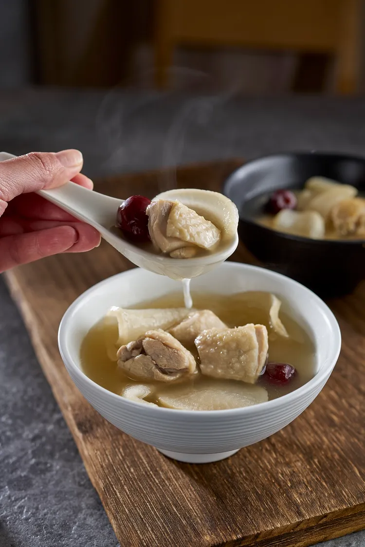 「享鴨」的「日曬蘿蔔錢燉雞湯」，白蘿蔔薄片經日曬、陰乾，再與新鮮雞肉一同燉煮數小時，入口甘甜脆口，是令人懷念的古早味。業者提供