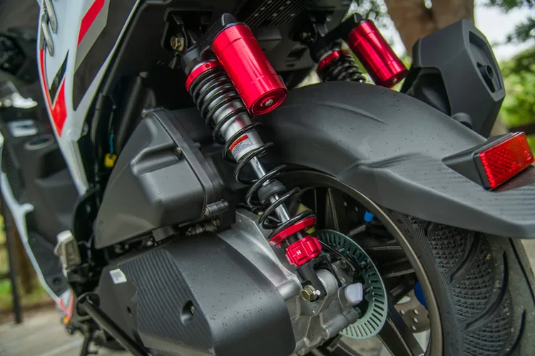 TIG DC line 配備可調式雙後避震器。業者提供