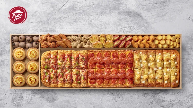 一次集結11款餐點的「一公尺派對盒」二日限定優惠55折。必勝客提供