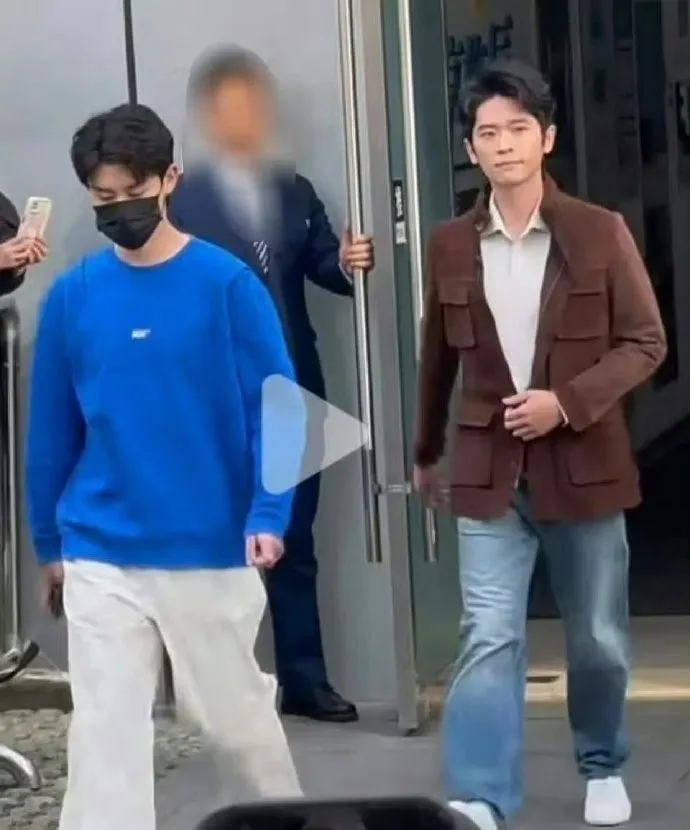 丞磊（右）被說星味不如助理。翻攝戲精林克微博