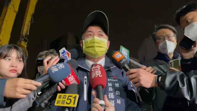 台中市消防局長孫福佑說明這起火災的可能原因。民眾提供