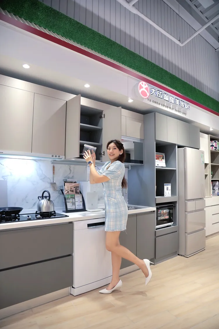 淡水門市駐進大成鋼隆美家居品牌，所有裝修需求都可諮詢駐點設計師。全國電子提供