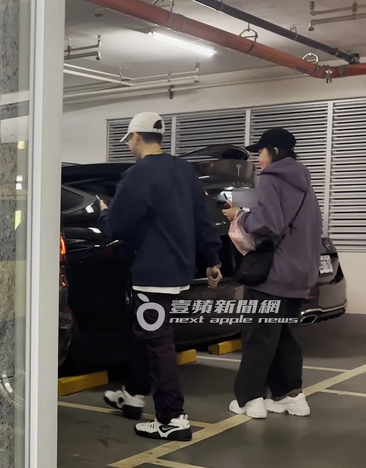 拿完東西後，蛋堡與老婆先是走回車上放東西。特勤中心攝