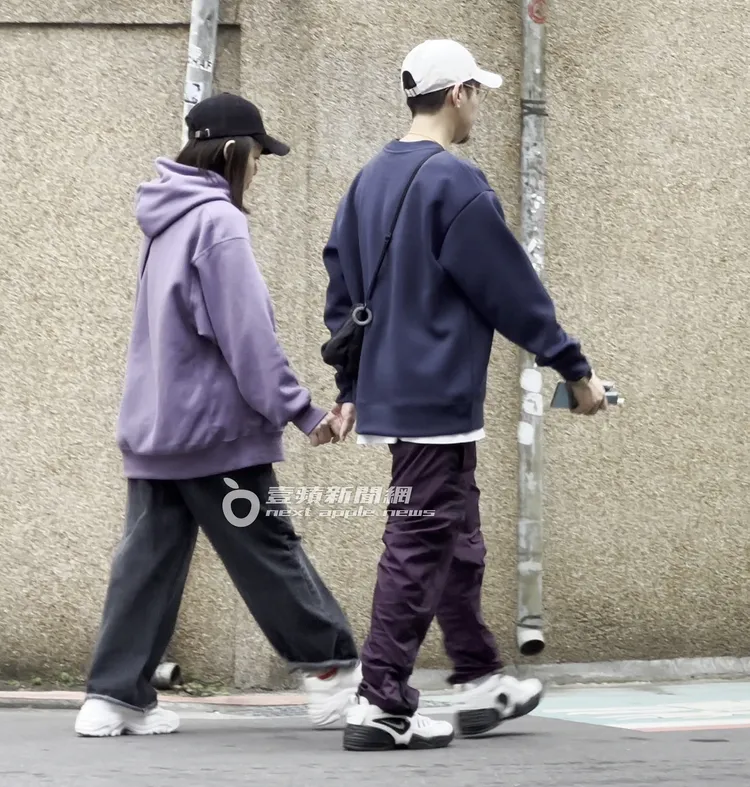 蛋堡夫妻倆走在東區街頭，手牽著手畫面充滿粉紅泡泡。特勤中心攝