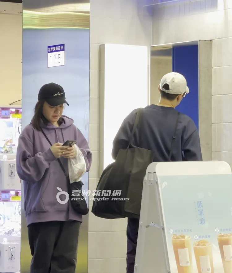 兩人又到一旁的飲料店購買手搖杯。特勤中心攝