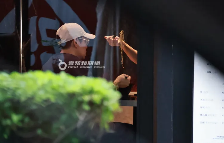 用餐期間，蛋堡與老婆不時交換口味互相分享餐點。特勤中心攝