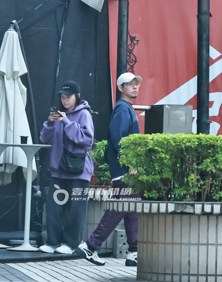 不料店家尚未營業，兩人只好在店外徘徊。特勤中心攝