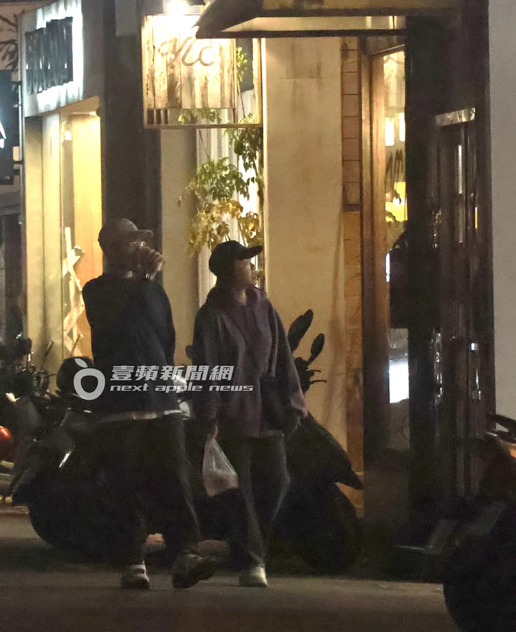 兩人吃飽飯後，在東區巷弄逛逛幫助消化。特勤中心攝