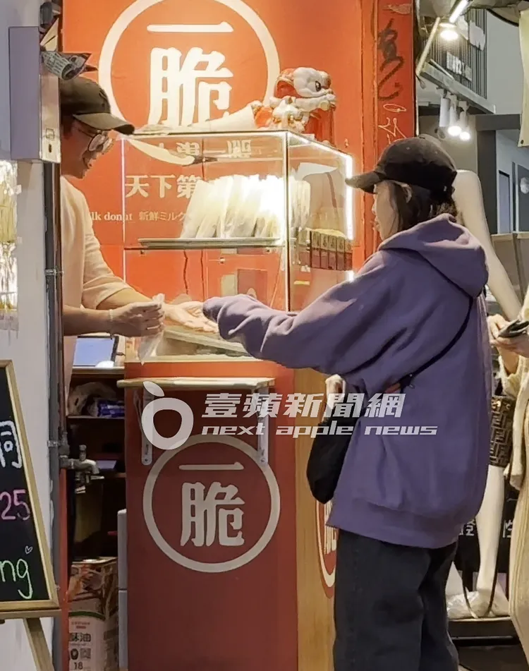 走到東區路邊，老婆突然停下腳步購買甜甜圈。特勤中心攝