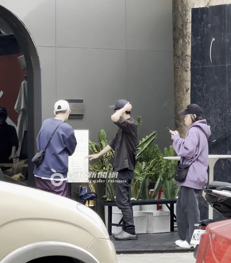 夫妻倆走到拉麵店外，查看放在門口的菜單。特勤中心攝