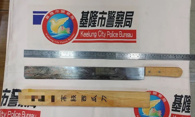 警方起出作案西瓜刀。翻攝畫面