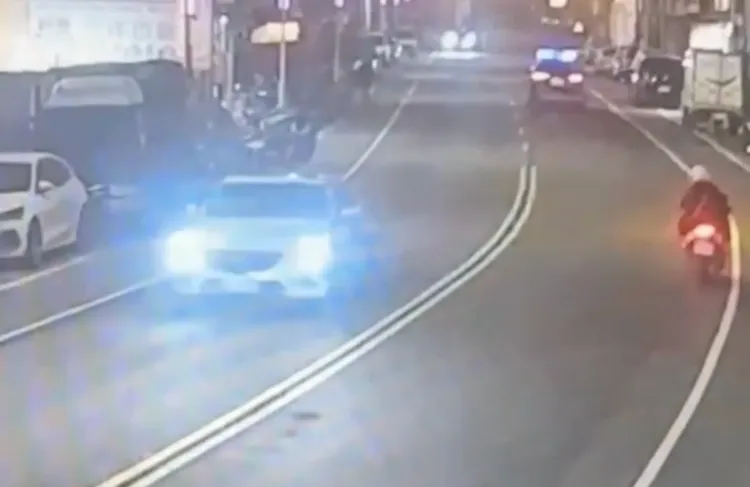 兇嫌翻後隨即駕車離去。翻攝照片