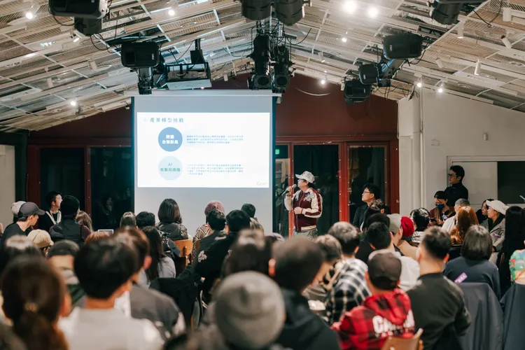 瀚草文創GrX Studio內容總監何昕明說明「亞洲之春徵件計畫」內容。瀚草文創提供